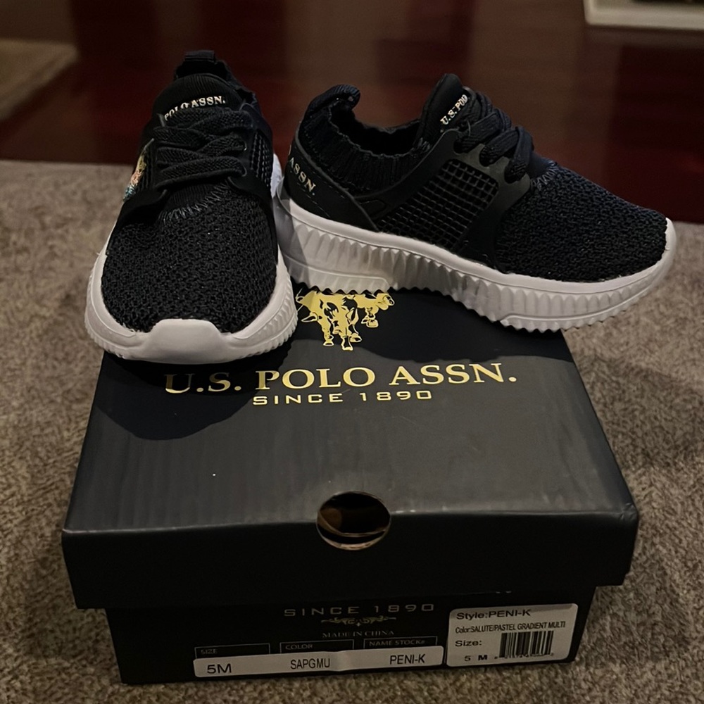 US Polo Assn. Size 5M. Navy.